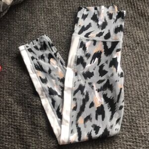 Aerie Gray and Black Patterned Leggings